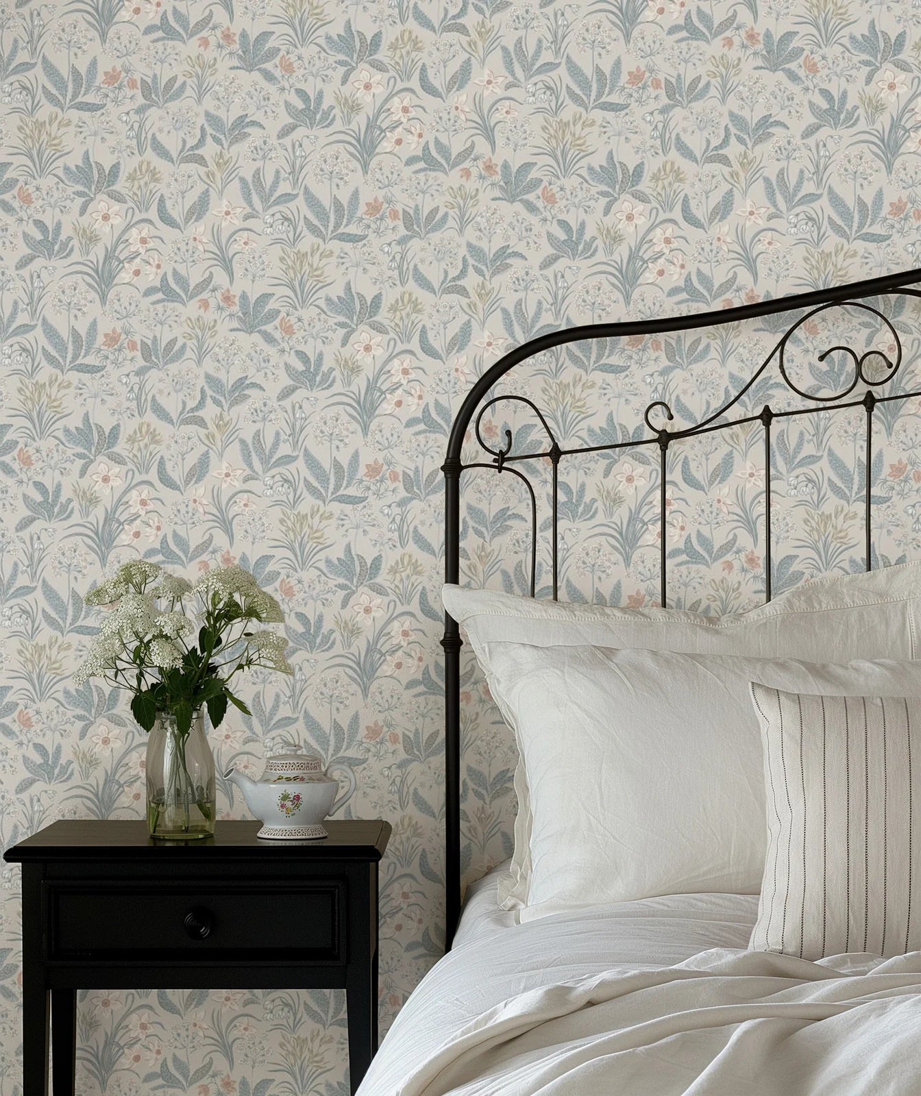 Huset Wallpaper in Folklore Blue