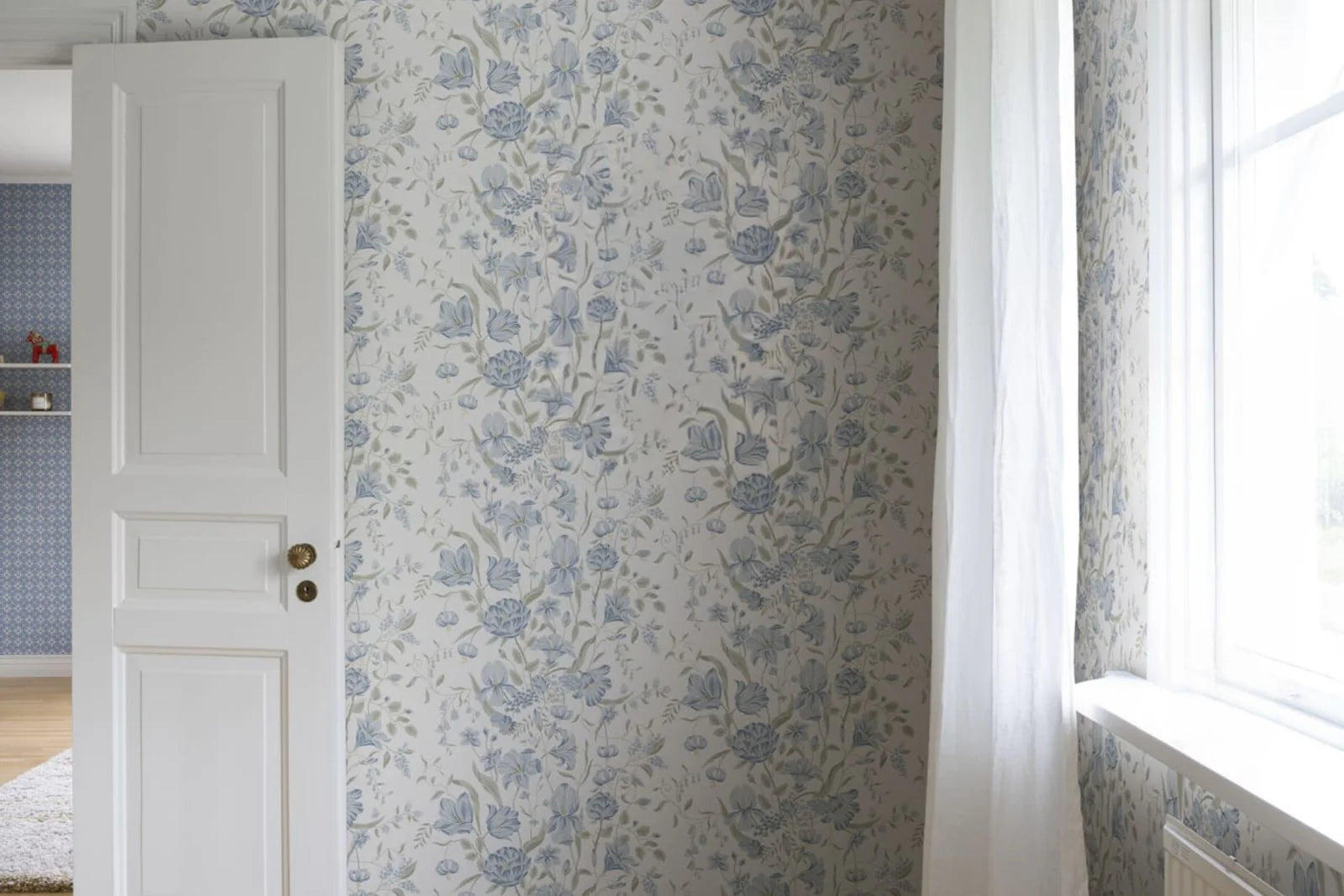 Bukett Wallpaper in Sky Blue
