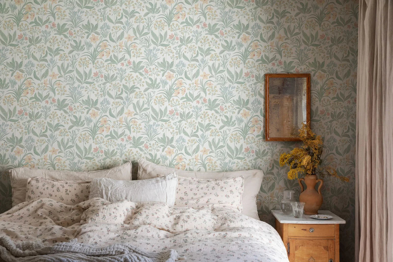 Huset Wallpaper in Spring Green