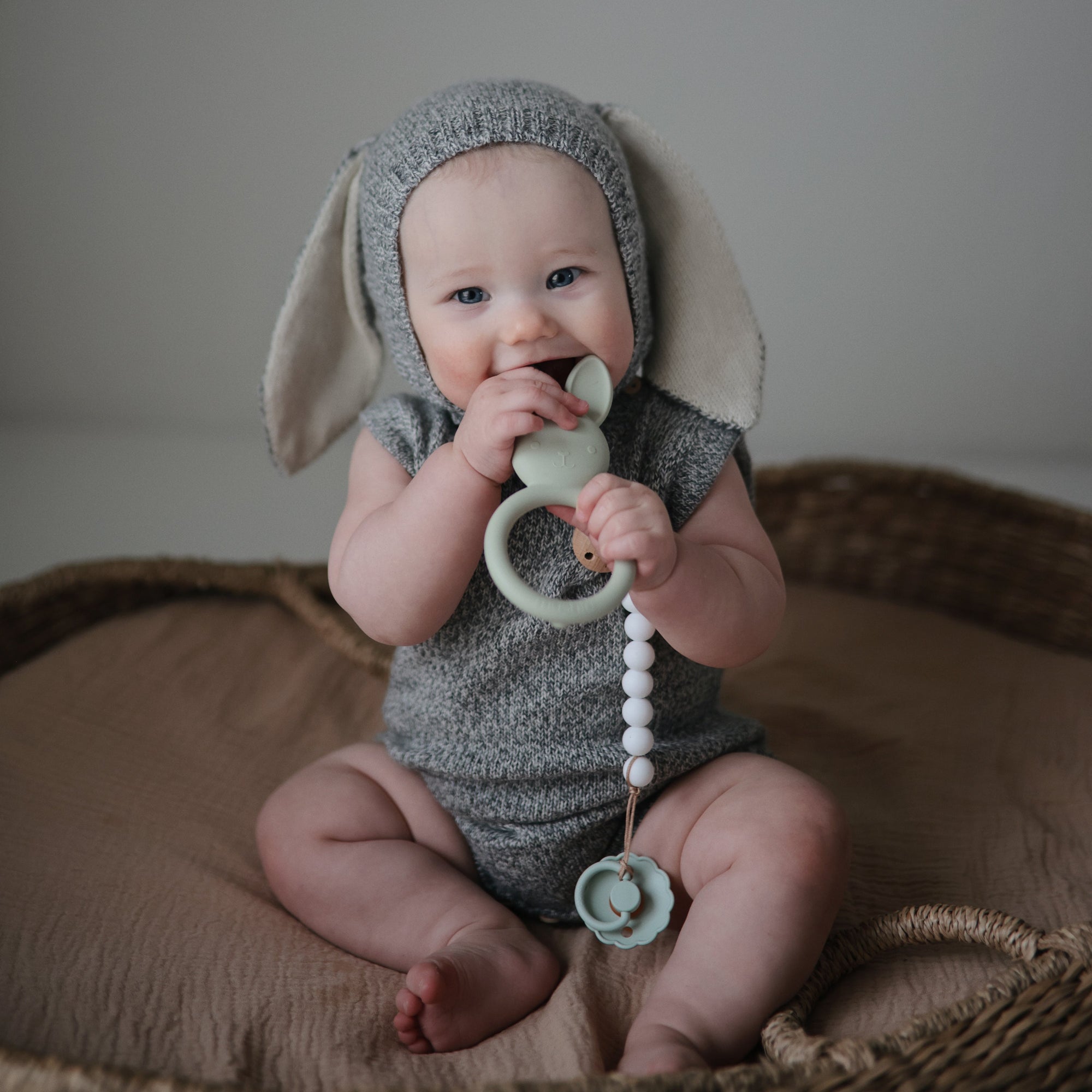 Mushie Silicone Pacifier Clip | Hera